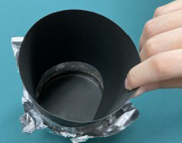 黒い厚紙を筒の高さ（11cm幅）に切って、筒の中に丸めて入れる。
